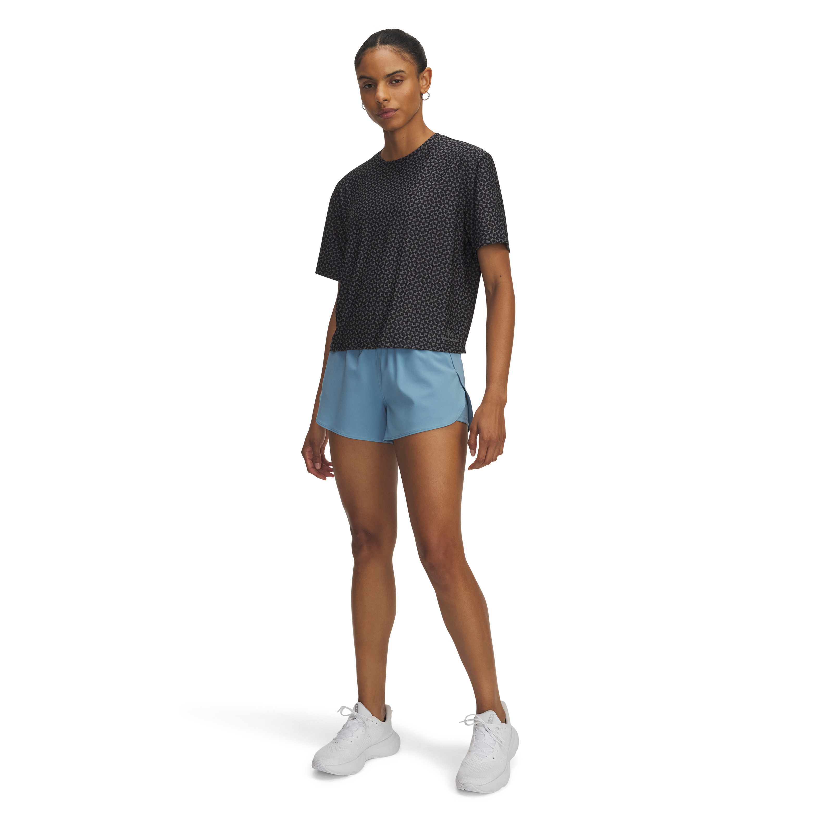 Modelo vestindo shorts feminino Under Armour azul claro para treino